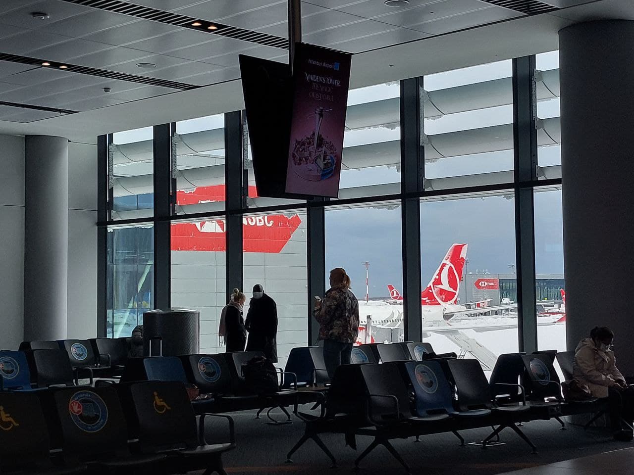 Погодний колапс паралізував роботу аеропорту. Стамбул накрив масштабний снігопад: фото